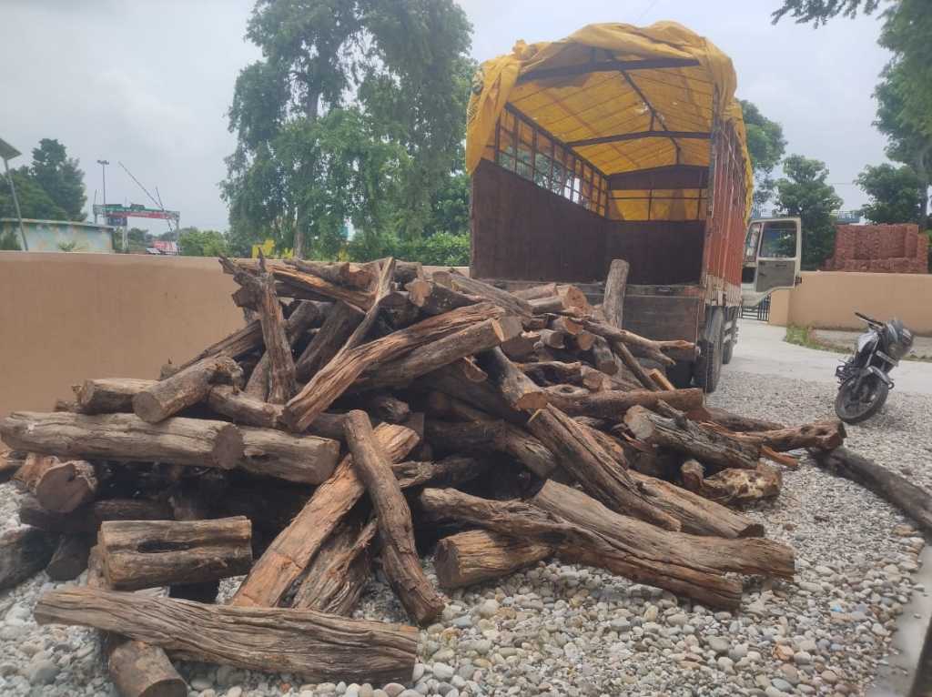 वन विभाग शारदा रेंज टनकपुर नें वन क्षेत्राधिकारी के नेतृत्व में ढाई लाख रूपये की बेश कीमती खैर की लकड़ी को किया बरामद, ट्रक कों किया सीज l 