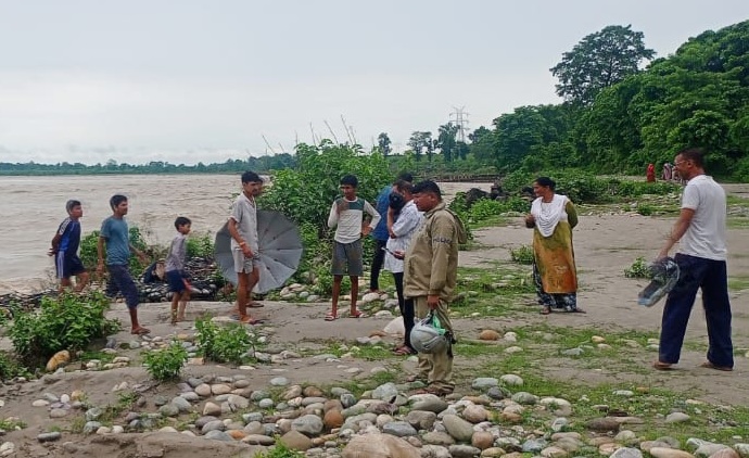 टनकपुर के सैलानीगोठ नई बस्ती के निकट शारदा नदी में अज्ञात व्यक्ति का शव दिखाई दिया तैरता मचा हड़कंप, शव की नहीं हुई शिनाख्त।