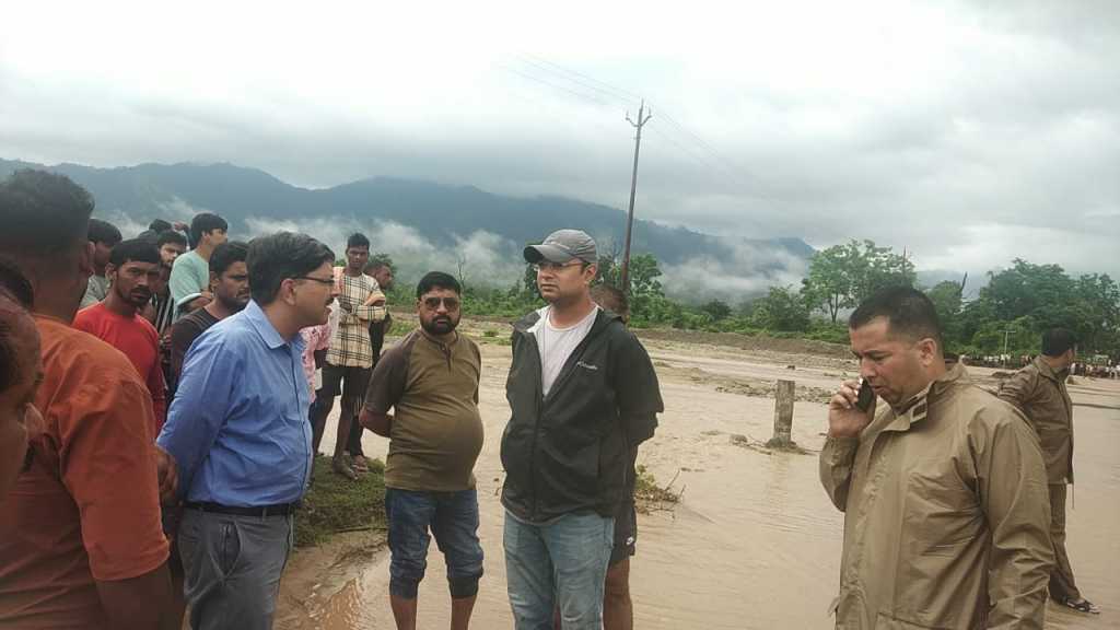 टनकपुर के किरोड़ा नाला दुर्घटना में मृतको के परिजनों को जिलाधिकारी नें दिए आर्थिक सहायता के चेक, घटना पर जताया दुःख ।