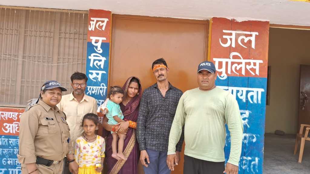 माँ पूर्णागिरि के दर्शनों को अपने परिजनों के साथ आयी यूपी की एक बालिका को पुलिस ने टनकपुर की शारदा नदी मे डूबने से बचाया, परिजनों के किया सुपुर्द ।