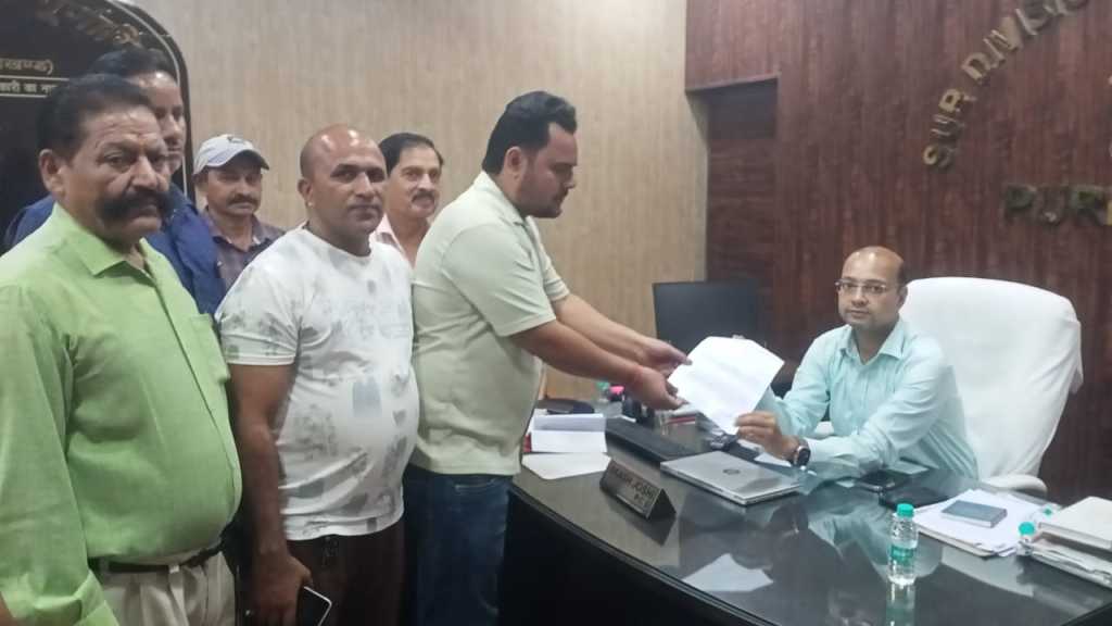 हमारी भी सुनों फरियाद – खनन वाहनों का फिटनेस शुल्क कम किये जाने और अवेध खनन पर रोक लगाये जाने की मांग को लेकर मां शारदा खनन ट्रक एसोसिएशन ने अध्यक्ष अमन ठाकुर के नेतृत्व में मुख्यमंत्री व डीएम को भेजा ज्ञापन।