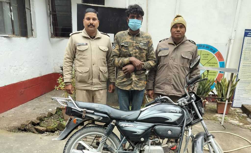 नैनीताल – चोरगलिया पुलिस को मिली बड़ी कामयाबी पुलिस ने एक युवक को चोरी की मोटर साईकिल के साथ किया गिरफ्तार।