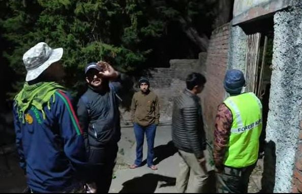 अल्मोड़ा के जोशी खोला व थपलिया क्षेत्र में तेंदुए का आतंक लोगों में दहशत, सीसीटीवी कैमरे में कैद हुआ गुलदार का वीडियों।