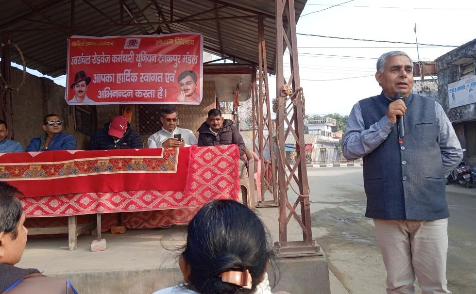 विशेष श्रेणी संविदा कर्मचारियों के नियमितीकरण के लिए टनकपुर डिपो में गरजे रोडवेज कर्मचारी।