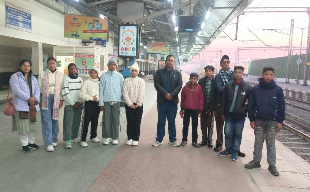 पहाड़ से पटरियों तक:- बच्चों की पहली रेल यात्रा, शिक्षा का जीवंत पाठ, शिक्षक प्रकाश चन्द्र उपाध्याय की मुहिम।