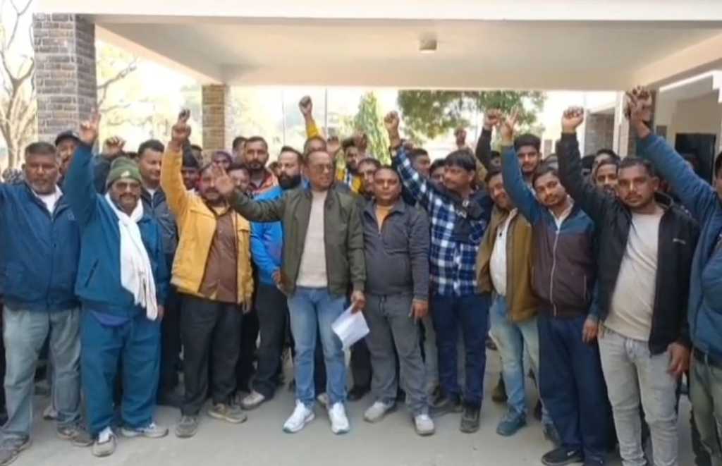 माँ पूर्णागिरि मेले के दौरान शटल टैक्सी सेवा के नाम पर टेंडर निकाले जाने का वाहन स्वामियों ने जताया विरोध, हंगामेदार प्रदर्शन के बाद एसडीएम को सौपा ज्ञापन।