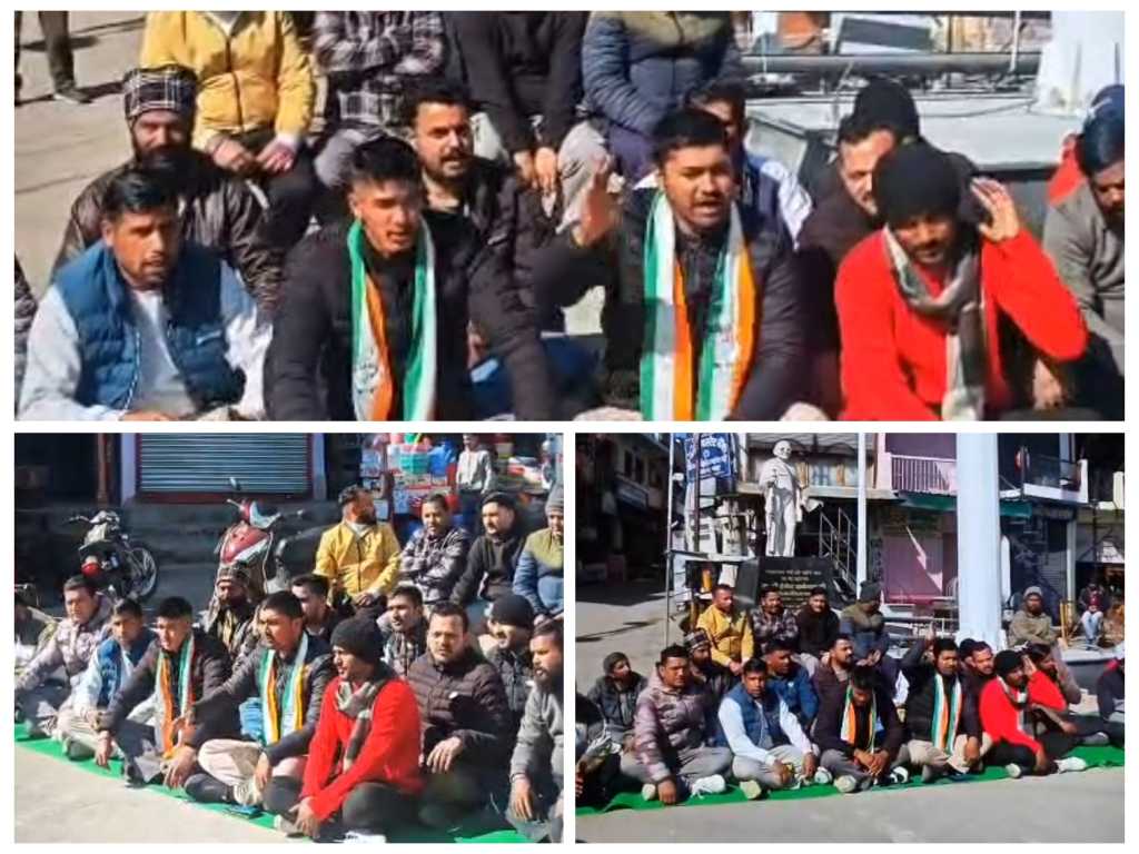 मनरेगा पर प्रस्तावित बदलावों के विरोध में कांग्रेस का धरना-प्रदर्शन, जिलाध्यक्ष चिराग फर्त्याल के नेतृत्व में गाँधी चौक में किया किया प्रदर्शन।