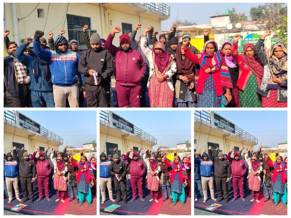 कार्य बहिष्कार – बनबसा नगर पंचायत में 13 सूत्रीय मांगो को लेकर पर्यावरण मित्रों का आंदोलन तीसरे दिन भी जारी, नगर में फैलने लगी गंदगी, स्थानीय लोगों को भी उठानी पड़ रही हैं दुश्वारियां।