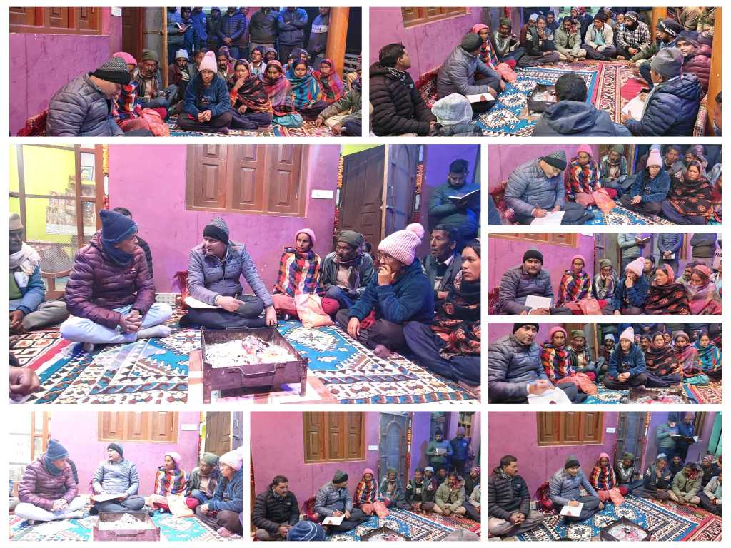 अनोखी पहल -चौपालो की मिट्टी से उठती आवाज अब सीधे प्रशासन तक पहुंच रहीं हैं, चम्पावत में विकास को मिल रहीं हैं नई रफ्तार, नया विश्वास और नया भरोसा। एक और बानगी “डीएम की नरसिंह डांडा रात्रि चौपाल”। 
