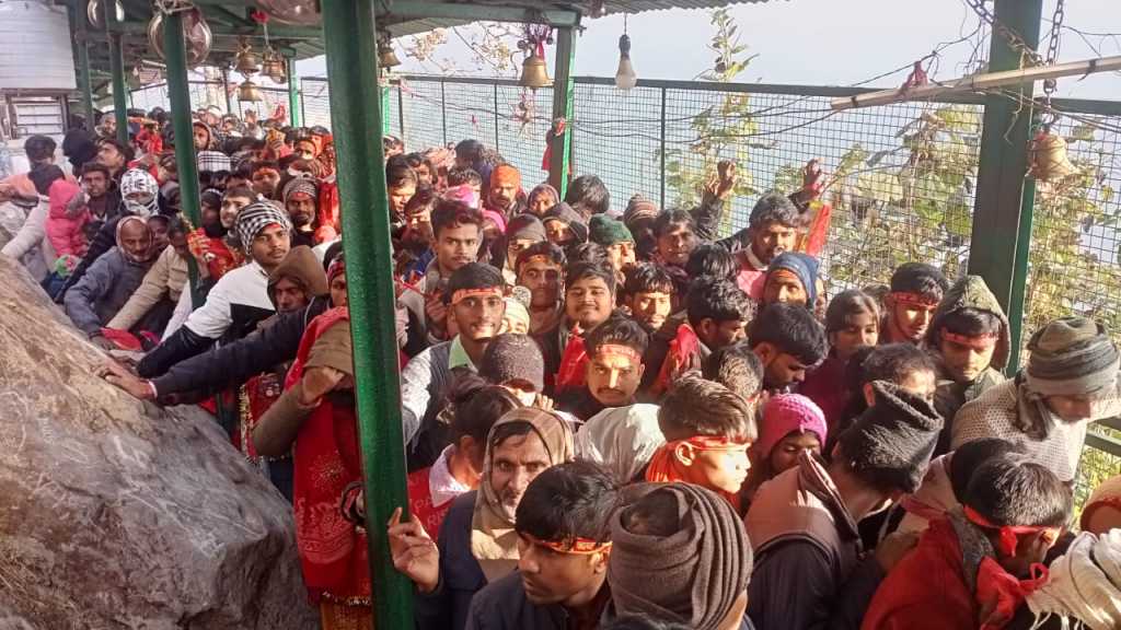 घंटों इंतजार के बाद हुए देवी मां के दर्शन पूर्णागिरि धाम में उमड़े 20 हजार से अधिक श्रद्धालु, अब रात में नहीं होंगे दर्शन।