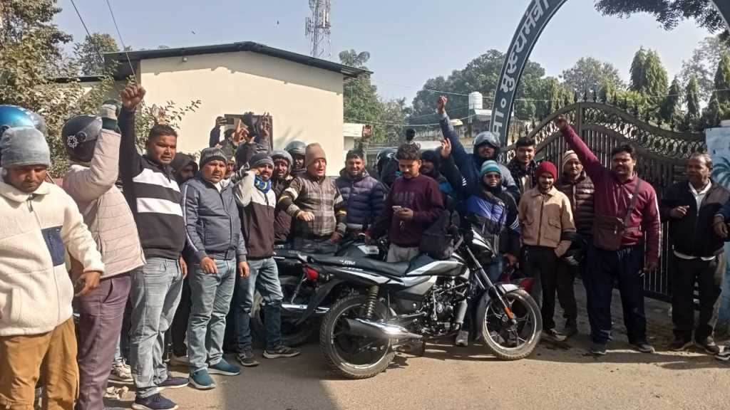 बैराज मार्ग पर टैक्सी बाइक संचालन पर रोक से आक्रोश,मुख्यमंत्री कैंप कार्यालय गेट पर बाइक संचालकों ने किया प्रदर्शन