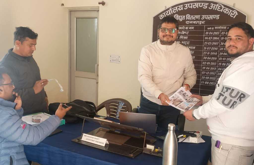 टनकपुर के वार्ड 7 में अव्यवस्थित बिजली पोल-तारों पर सभासद ने जताई असंतुष्टि, सर्वे के अनुसार कार्य किये जाने की करी मांग।
