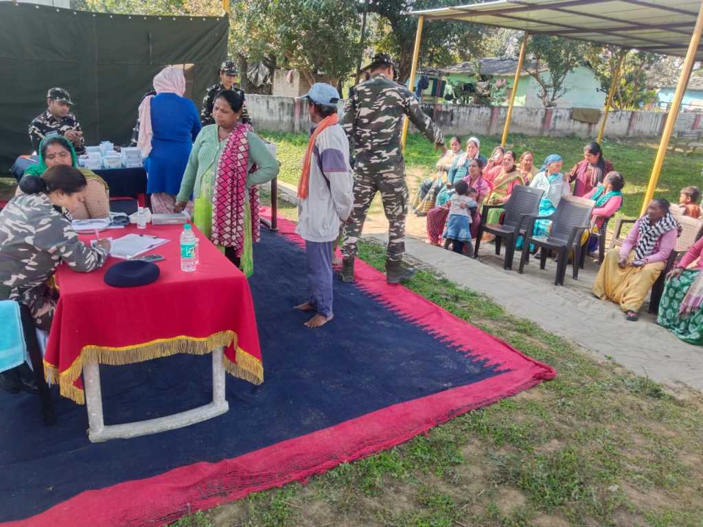 सीमावर्ती ग्राम नई बस्ती धनुष पुल में SSB का निःशुल्क चिकित्सा शिविर, ‘वंदे मातरम्’ की 150वीं वर्षगांठ पर हुआ राष्ट्रगीत गायन।