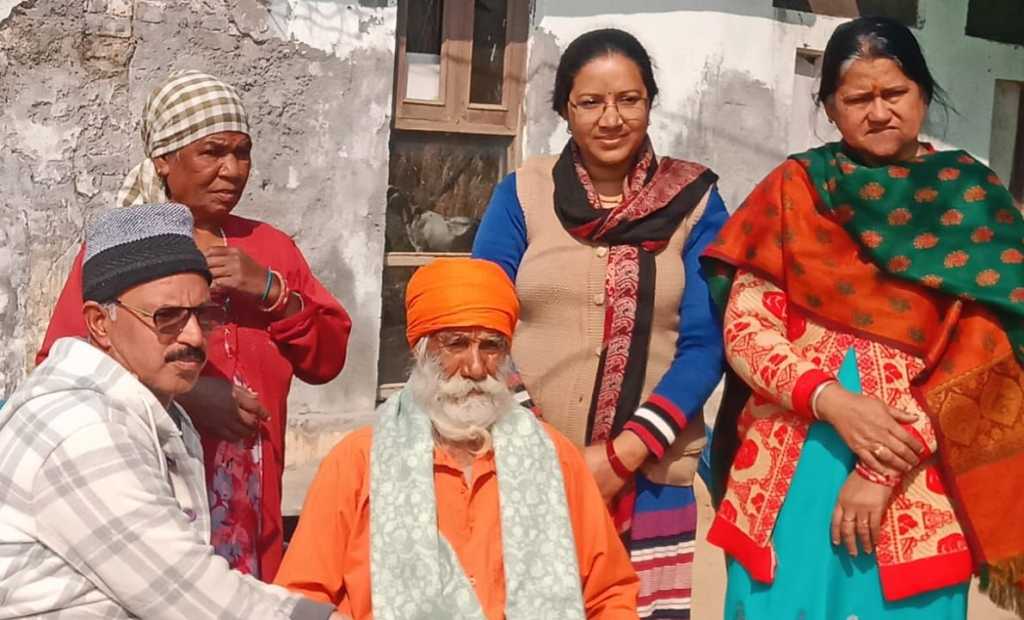राष्ट्रीय मतदाता दिवस पर 100 वर्षीय मतदाता गंगा दत्त जोशी सम्मानित, चम्पावत जिले के इस क्षेत्र के हैं शतकवीर मतदाता 