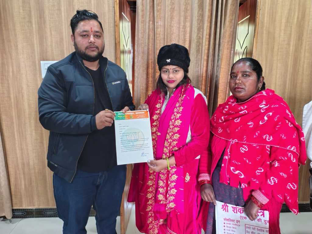 दुर्घटना को दावत दें रहे जर्जर हालत में खड़े पेड़ व झूलते बिजली के तारों के खौफ से निजात दिलाये जाने की मांग को लेकर सभासद काजल ने सीएम व एसडीओ विद्युत को दिया ज्ञापन।