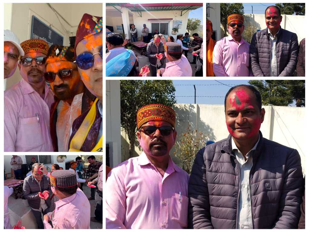 जिला सूचना कार्यालय में सजी काली कुमाऊं की खड़ी होली, सुर रंगों के संग झूमे पत्रकार और जिलाधिकारी, कार्यक्रम में प्रशासन और मीडिया के बीच आत्मीय संवाद का बना वातावरण।