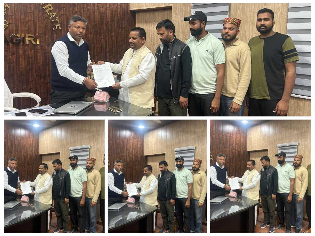 माँ पूर्णागिरी मेले में शारदा बैराज पर अस्थायी दुकाने लगाए जाने की मांग को लेकर कांग्रेस ने पूर्व विधायक के नेतृत्व में एसडीएम को सौपा ज्ञापन।