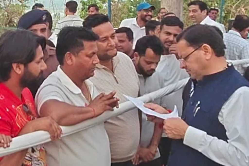 टनकपुर में नये क्रेशर प्लांट लगाए जाने की मांग को लेकर माँ शारदा खनन शक्तिमान यूनियन ने अध्यक्ष मनोज गुप्ता के नेतृत्व में मुख्यमंत्री को सौपा ज्ञापन।