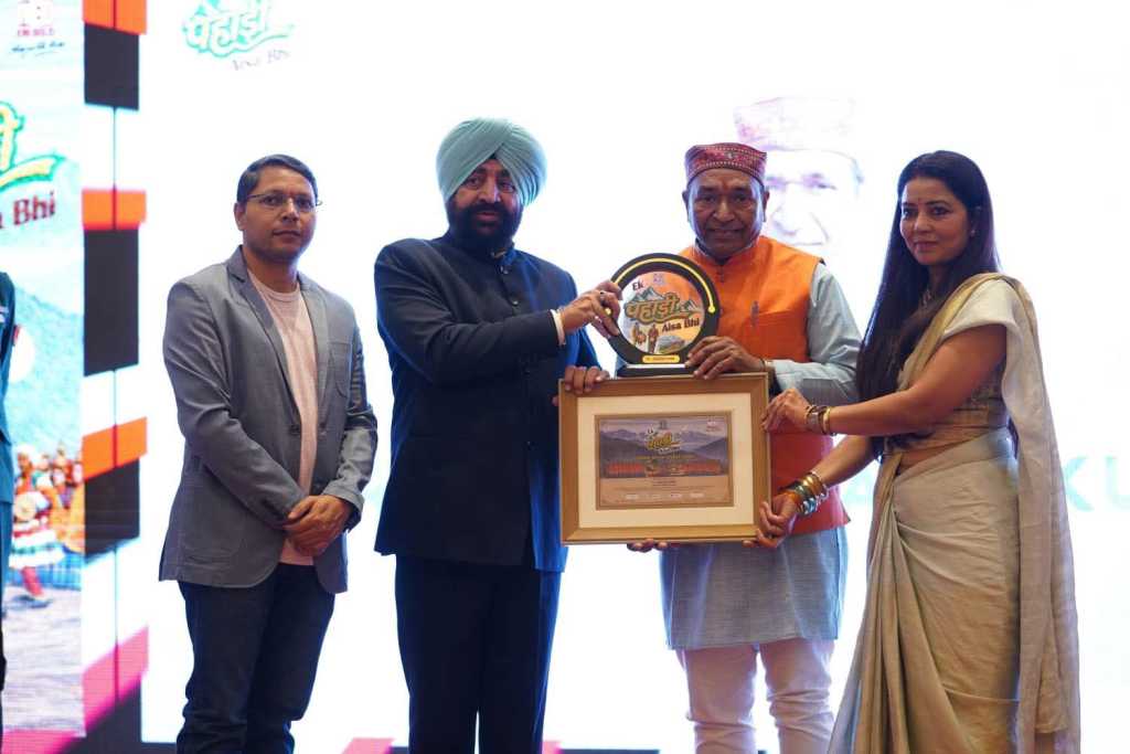 विशेष सम्मान – अखिल भारतीय साहित्य परिषद के प्रदेश अध्यक्ष प्रतिष्ठित साहित्यकार डॉ.जगदीश पंत “कुमुद” साहित्य क्षेत्र में उत्कृष्ट सेवा हेतु सूबे के राज्यपाल से हुए सम्मानित, तमाम लोगों से मिल रहीं हैं बधाइयाँ, प्रतिभा को सम्मान।