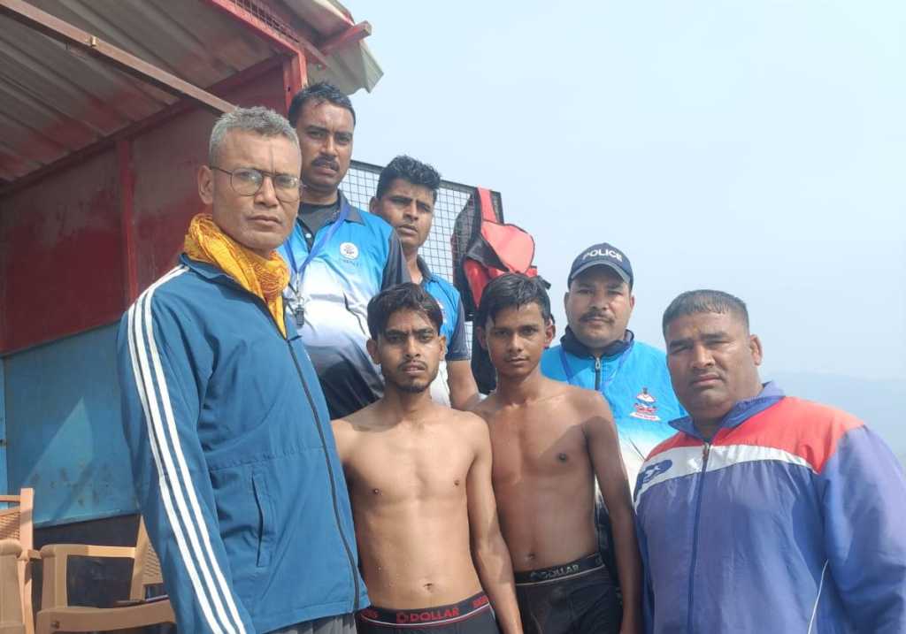 टनकपुर के शारदा घाट में नहाने के दौरान डूब रहे यूपी के दो तीर्थयात्रियों को पुलिस टीम ने बचाया, सुरक्षित साथियों के किया सुपुर्द।