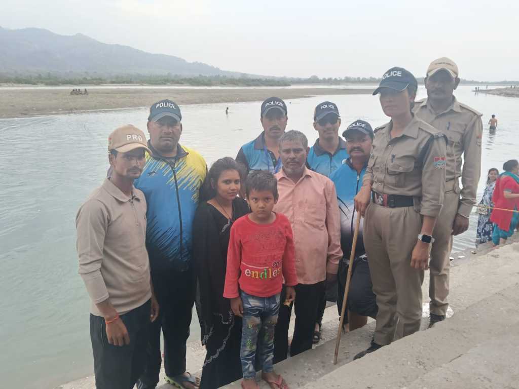 टनकपुर के शारदा घाट में पैर फिसलने से नदी में गिरकर डूब रहे एक बालक को पुलिस टीम ने बचाया।