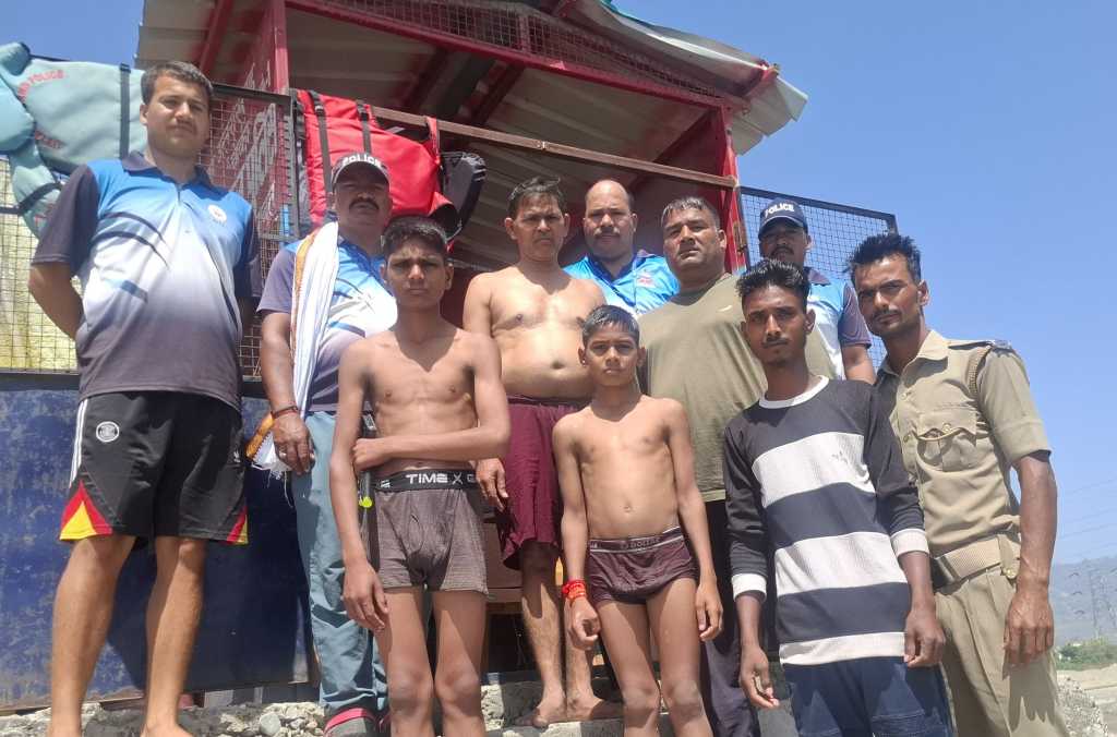 शारदा घाट पर पुलिस टीम की बहादुरी, 10 वर्षीय बालक को शारदा नदी में डूबने के दौरान बचाया, स्थानीय लोगों व तीर्थयात्रियों ने बचाव दल की करी प्रशंशा।