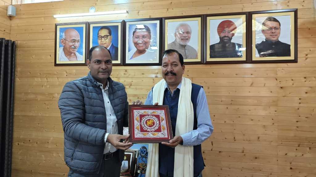 अदम्य साहस की मिसाल – गुलदार से भिड़कर बचाईं दो जिंदगियां, राजेंद्र सिंह धामी के साहस को सलाम, जिलाधिकारी ने किया सम्मानित।