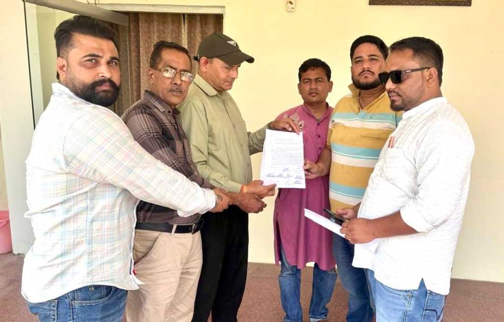 नगर पालिका में 18 दिनों से जेई का पद खाली, कैसे होंगे विकास कार्य- अवर अभियंता की नियुक्ति के लिए सभासदों ने मुख्यमंत्री कों भेजा ज्ञापन।