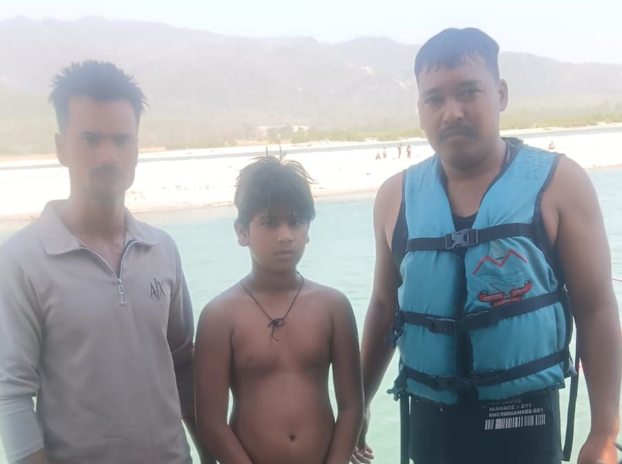 शारदा घाट पर 10 वर्षीय बालक को डूबने से बचाया, पुलिस व तैराक दल ने किया सफल रेस्क्यू।