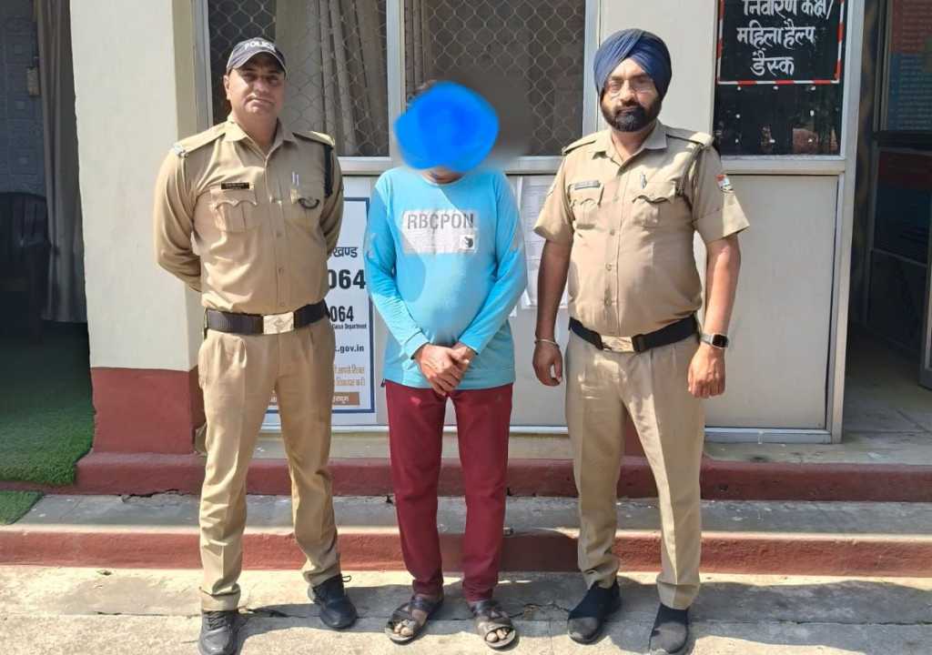 महिला शोषण – टनकपुर में बेहद ही शर्मनाक वारदात का खुलासा: दुकान में काम करने वाली दो महिलाओं के यौन शोषण का मामला आया सामने, वीडियो क्लिप बनाकर धमकाने के लगे आरोप, पुलिस ने आरोपी कों किया गिरफ्तार।
