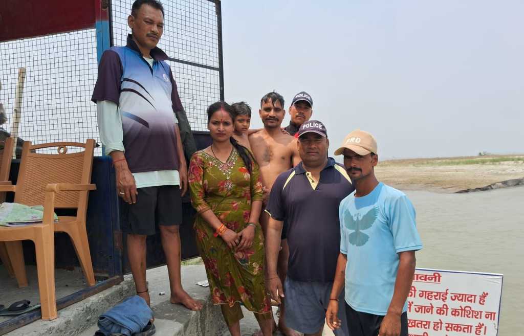 टनकपुर के शारदा घाट में बड़ा हादसा टला, नहाने के दौरान नदी के तेज बहाव में तीन लोग लगे डूबने, जल पुलिस बचाई जान।