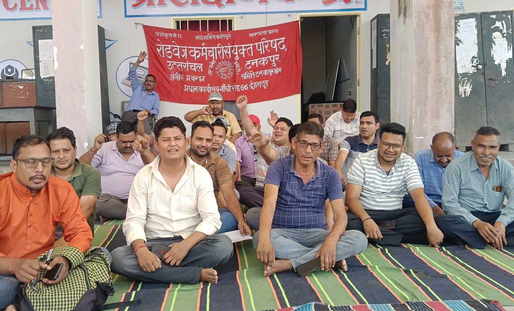 टनकपुर डिपो में लम्बे समय विभिन्न ऑफ रोड बसों को ऑन रोड करने की मांग को लेकर रोडवेज कर्मचारी संयुक्त परिषद का आंदोलन जारी।